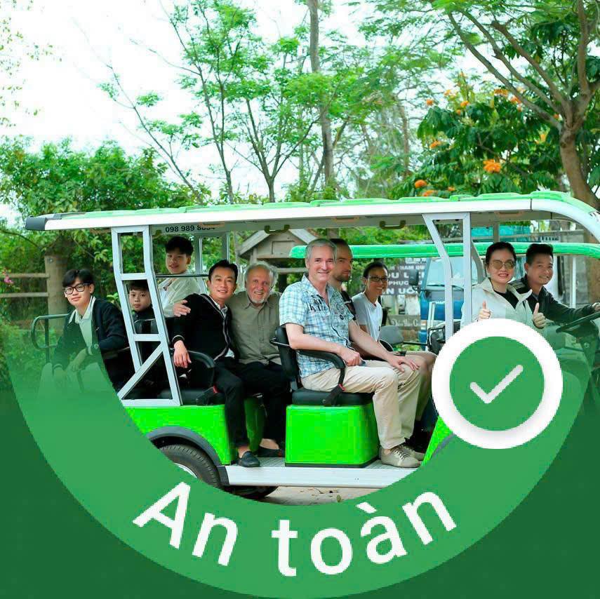 Xe điện tham quan làng cổ Đường Lâm