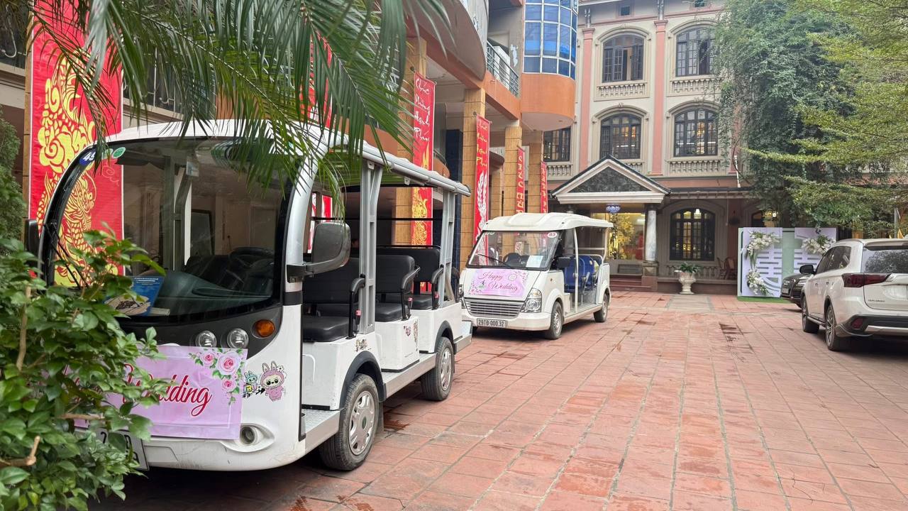 Xe điện Sơn Tây trước cổng làng Mông Phụ